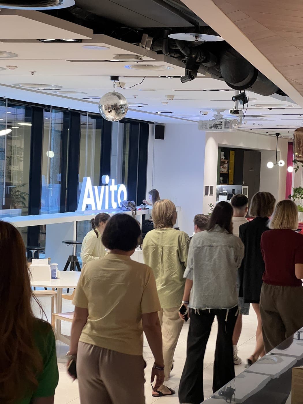 Группа бизнес-миссии в офисе Авито