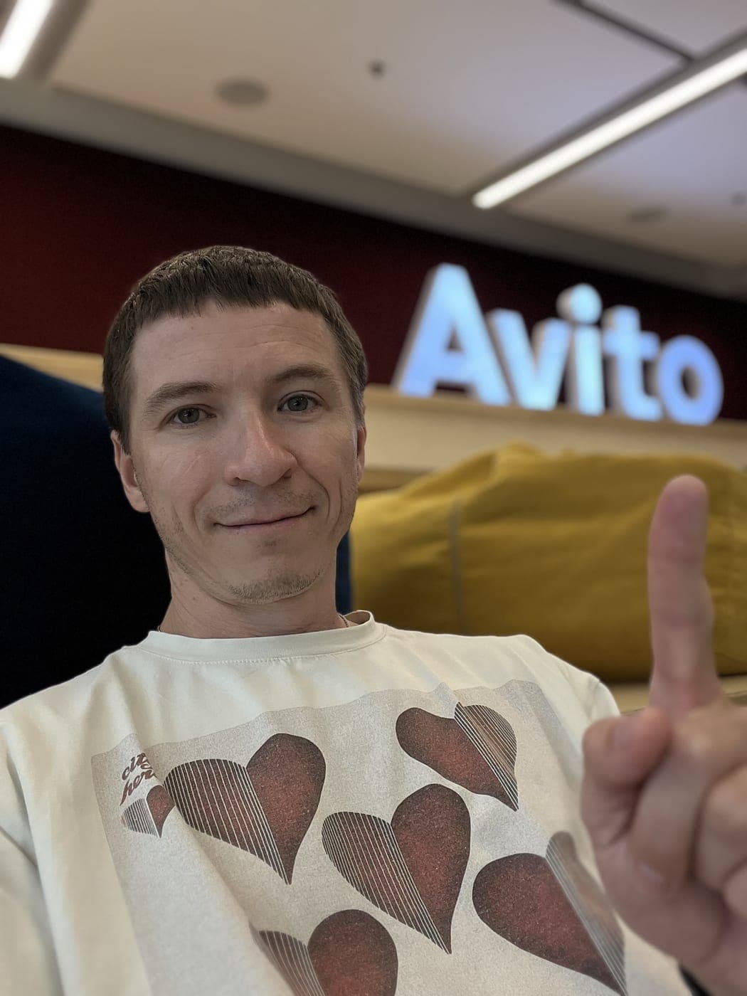 Дмитрий Кормишин у логотипа Avito