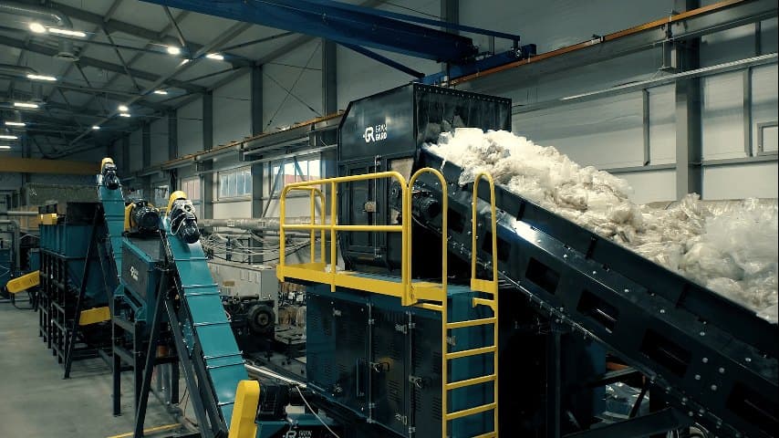 Линия измельчения вторсырья с наклонным конвейером
