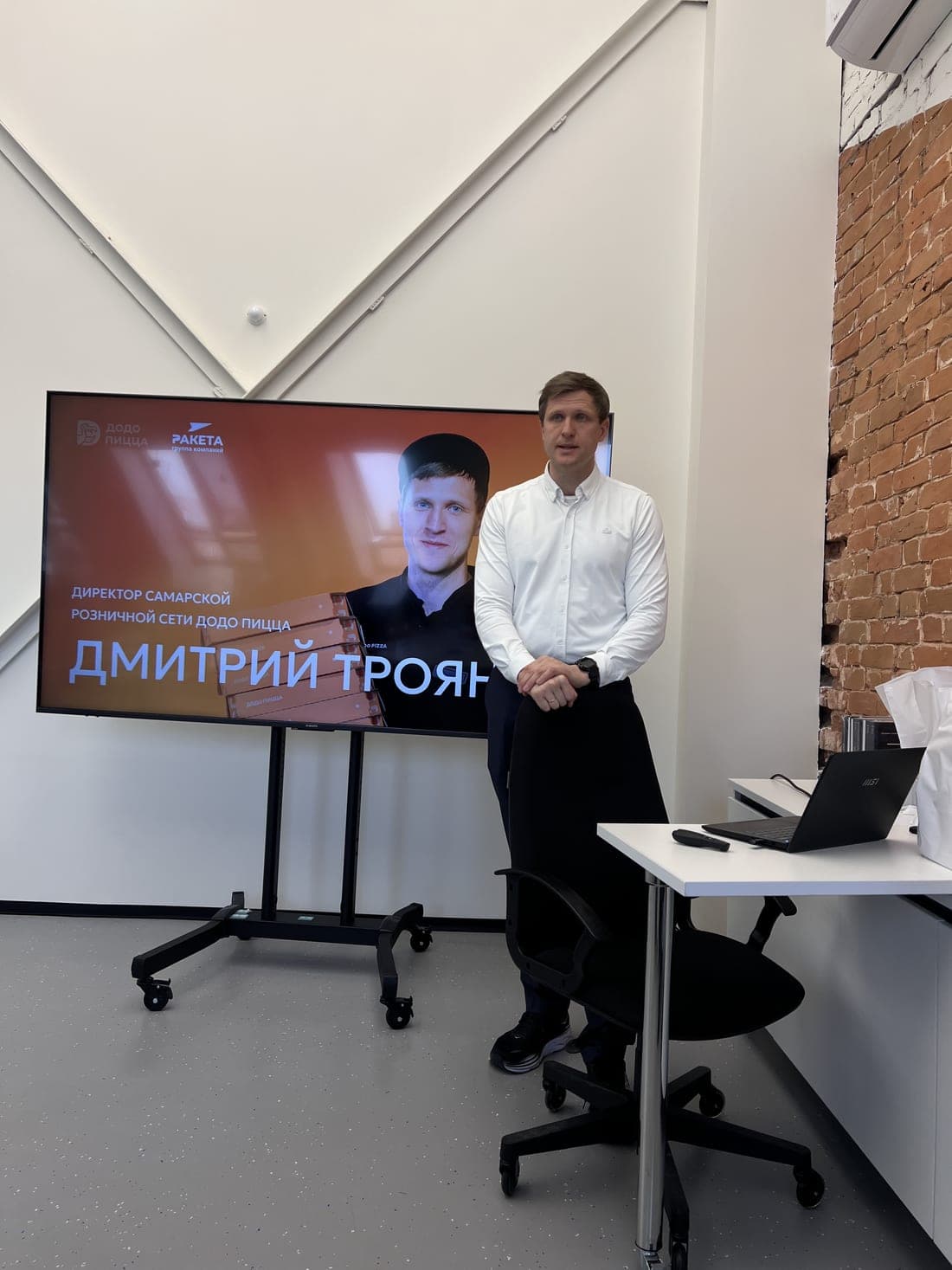 Дмитрий Троян проводит блок миссии у экрана