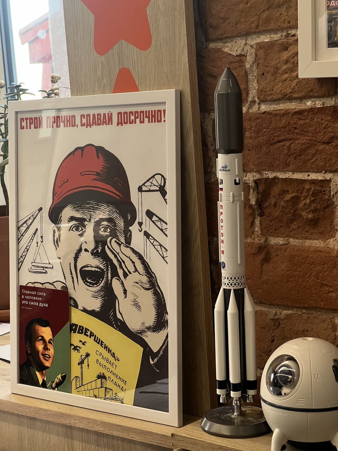 Космический декор: плакат и модель ракеты на полке