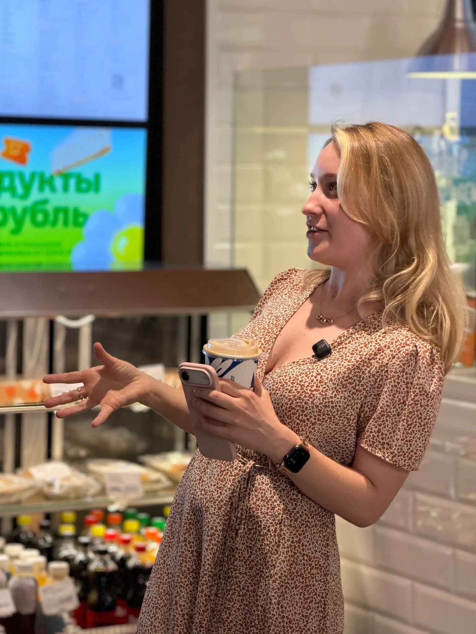 Сотрудница «Ракеты» рассказывает участникам о работе точки у экрана с меню