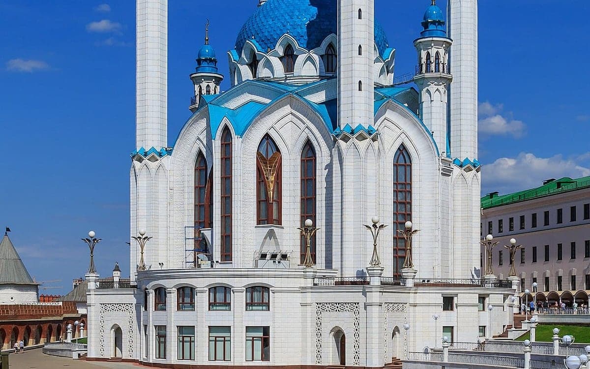 Мечеть Кул-Шариф в Казанском кремле: белые стены, бирюзовые купола и минареты на фоне ясного неба Мечеть Кул-Шариф в Казанском кремле: белые стены, бирюзовые купола и минареты на фоне ясного неба