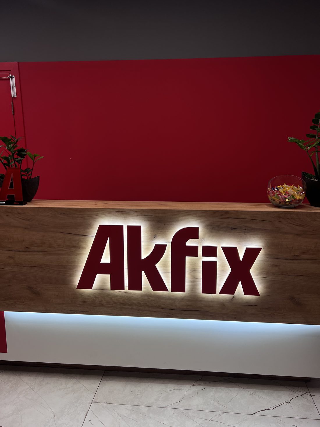 Логотип Akfix в офисе