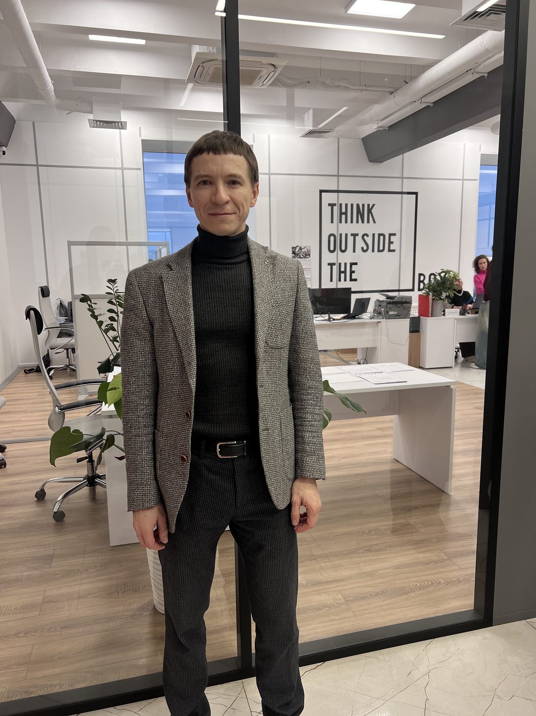 Сотрудник AI-команды в офисе